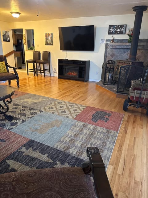 Communal lounge/ TV room, TV and multimedia, Living room, Evening entertainment