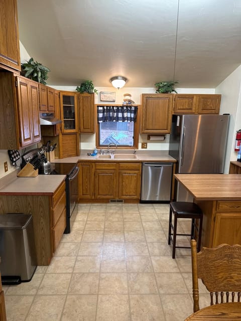 Coffee/tea facilities, Kitchen or kitchenette, Dining area, dishwasher, stove, toaster