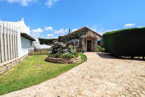 Property building, Day, Garden, Parking