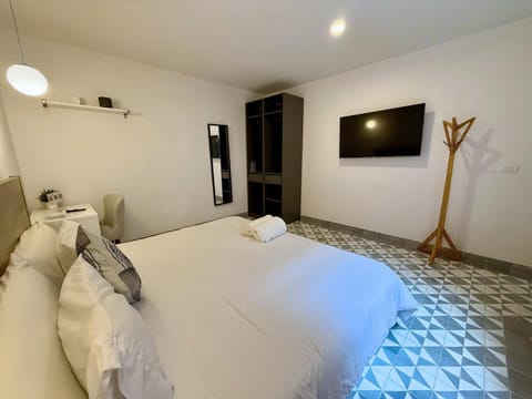 Bed, TV and multimedia, Photo of the whole room, wardrobe