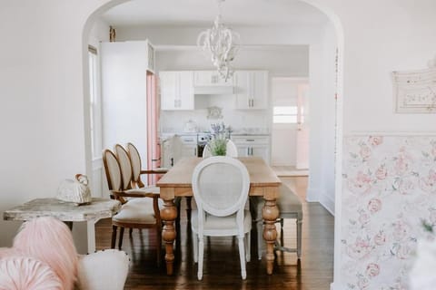 Kitchen or kitchenette, Seating area, Dining area