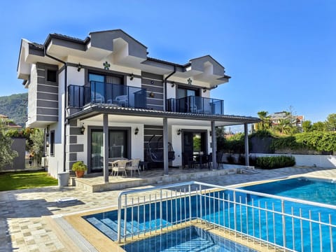 Property building, Patio, Day, Pool view, Swimming pool, sunbed