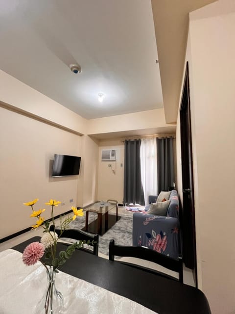 Communal lounge/ TV room, TV and multimedia, Living room, Seating area, Evening entertainment
