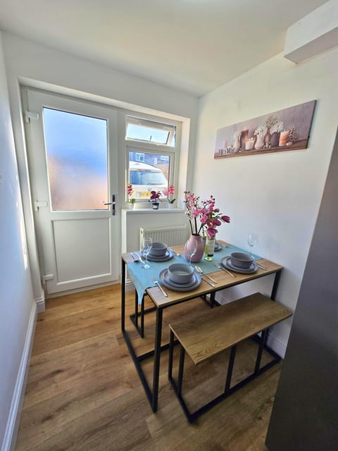 Hertfordshire - Stylish 6BR Retreat, 3 Parking House in Stevenage