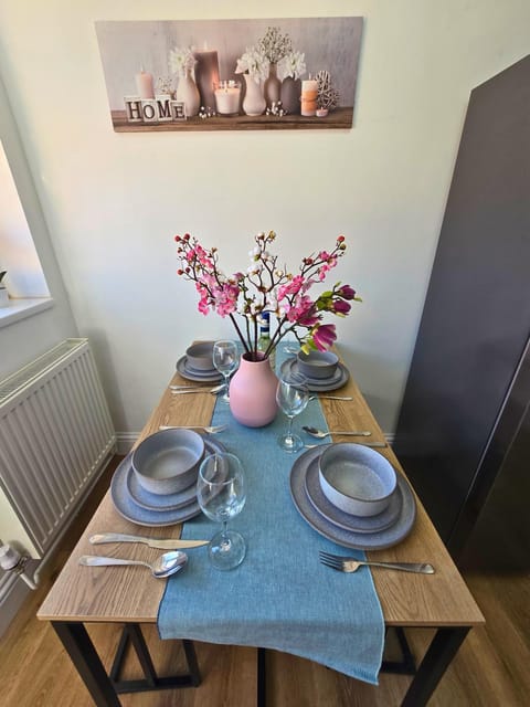 Hertfordshire - Stylish 6BR Retreat, 3 Parking House in Stevenage