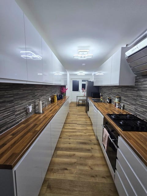 Hertfordshire - Stylish 6BR Retreat, 3 Parking House in Stevenage