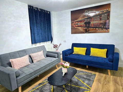 Hertfordshire - Stylish 6BR Retreat, 3 Parking House in Stevenage