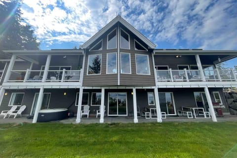Saratoga (Upstairs) House in Hansville
