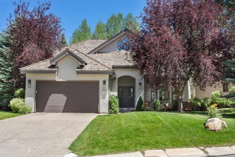 Luxury Home 300 Meters from Arrow Bahn Lift, 6 Bedrooms with 4 Kings, Game Room House in Edwards