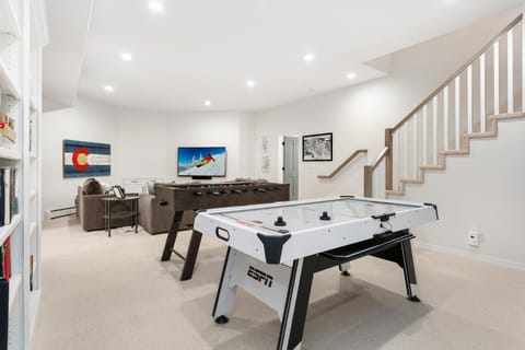 Luxury Home 300 Meters from Arrow Bahn Lift, 6 Bedrooms with 4 Kings, Game Room House in Edwards