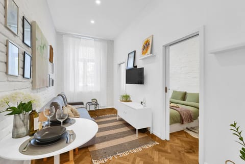 Bed, TV and multimedia, Living room, Photo of the whole room, Seating area, Bedroom