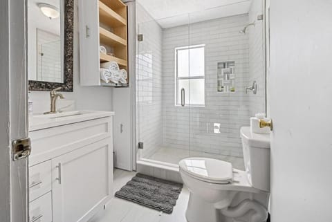 The Tarpon Flat Bright 1BR Downtown Retreat Apartment in Tarpon Springs