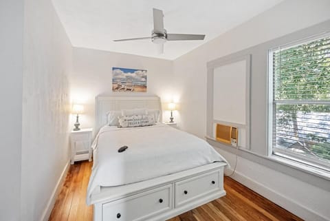 The Tarpon Flat Bright 1BR Downtown Retreat Apartment in Tarpon Springs