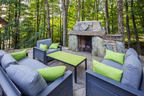 Lakewood Lodge - 4BR, 2BA Ski Home - Private Hot Tub, Wood Fire, Kent Pond & EV Charger House in Mendon