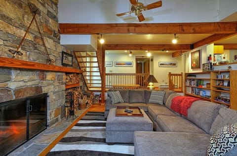 Lakewood Lodge - 4BR, 2BA Ski Home - Private Hot Tub, Wood Fire, Kent Pond & EV Charger House in Mendon