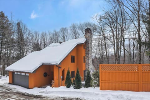 Lakewood Lodge - 4BR, 2BA Ski Home - Private Hot Tub, Wood Fire, Kent Pond & EV Charger House in Mendon