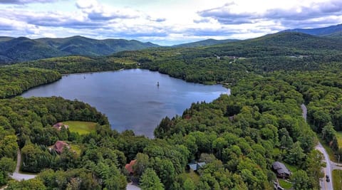 Lakewood Lodge - 4BR, 2BA Ski Home - Private Hot Tub, Wood Fire, Kent Pond & EV Charger House in Mendon