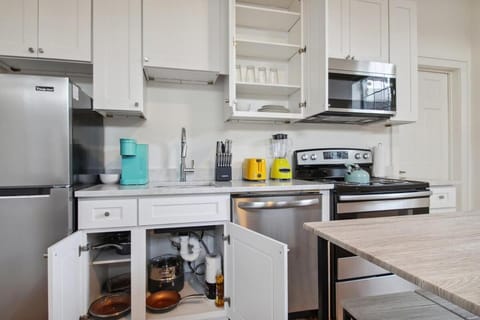 Coffee/tea facilities, Kitchen or kitchenette, Dining area, dishwasher, oven, stove, toaster