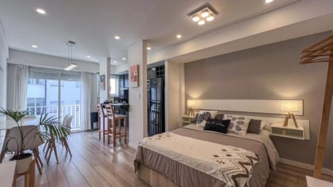Bed, Kitchen or kitchenette, Living room, Photo of the whole room, Seating area, Bedroom