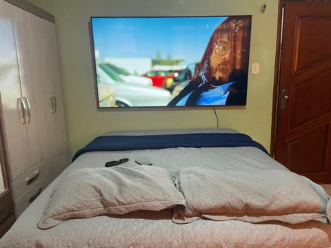 Bed, TV and multimedia, Photo of the whole room, Bedroom