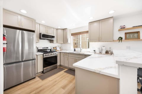 Modern 2BR Gem Near UW & Lake Trails & Garage House in Lake City