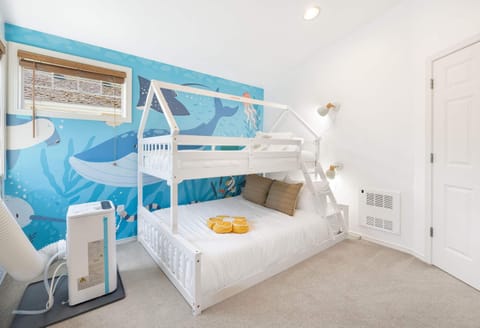 Modern 2BR Gem Near UW & Lake Trails & Garage House in Lake City