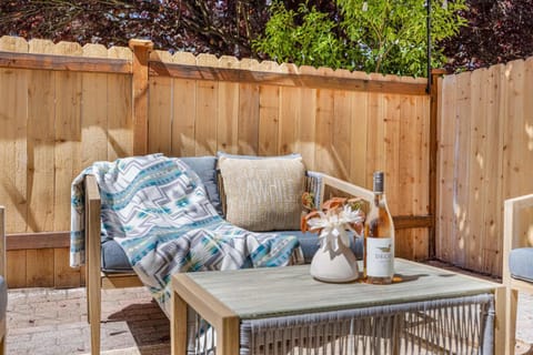 Modern 2BR Gem Near UW & Lake Trails & Garage House in Lake City