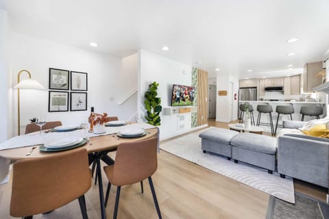 Modern 2BR Gem Near UW & Lake Trails & Garage House in Lake City