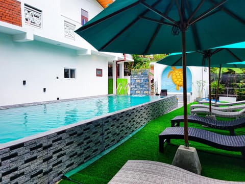 Property building, Patio, Day, Pool view, Swimming pool, sunbed