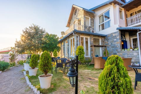 Property building, Facade/entrance, Garden, Garden view