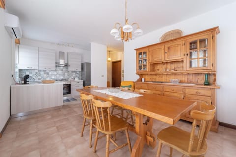 Kitchen or kitchenette, Dining area, oven, stove