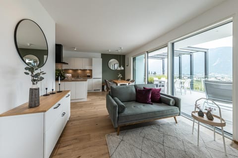 Kitchen or kitchenette, Living room, Seating area, Dining area