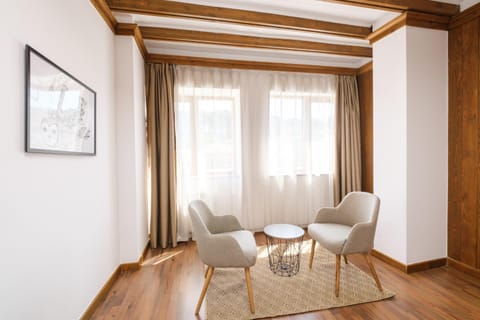 Living room, Seating area, Family, heating, internet