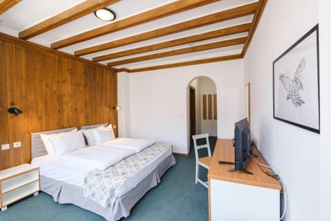 Bed, TV and multimedia, Photo of the whole room, Bedroom, hair dresser