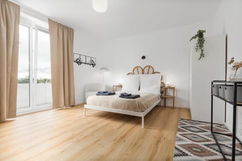 Bed, Photo of the whole room, Bedroom, towels