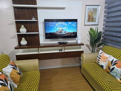 Communal lounge/ TV room, TV and multimedia, Living room, Seating area, Evening entertainment