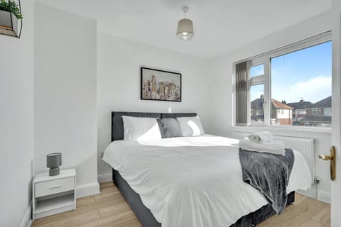 Bed, Photo of the whole room, Bedroom