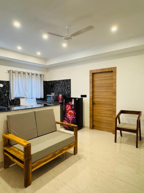 TV and multimedia, Kitchen or kitchenette, Living room, Seating area
