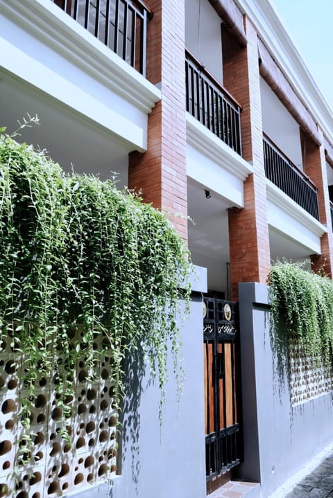 Narmada House Seminyak Bed and Breakfast in Kuta