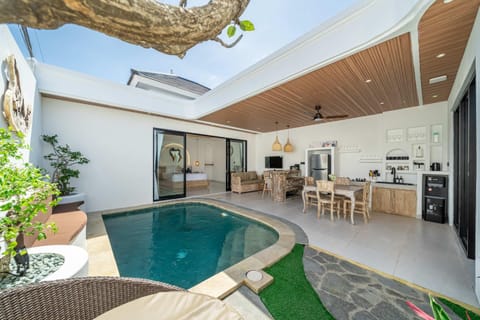 Patio, Day, Kitchen or kitchenette, Dining area, Pool view, Swimming pool, Swimming pool, sunbed