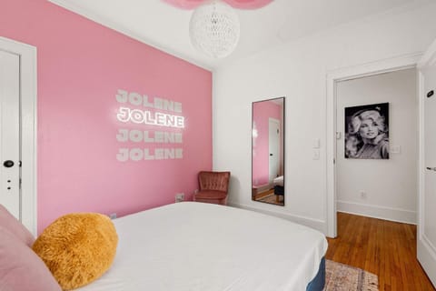 Bed, Photo of the whole room, Seating area, Bedroom