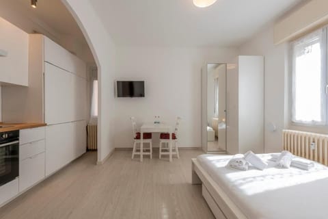 Bed, TV and multimedia, Kitchen or kitchenette, Photo of the whole room, Dining area, Bedroom, towels