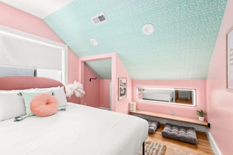 Bed, Photo of the whole room, Seating area, Bedroom