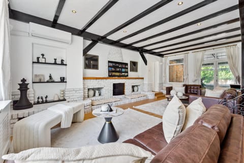 TV and multimedia, Kitchen or kitchenette, Living room, Seating area