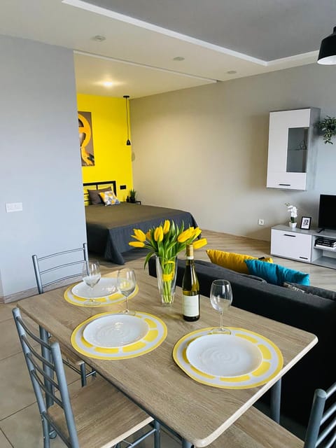 Kitchen or kitchenette, Living room, Seating area, Dining area