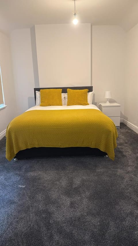 Lovely Room 3 Bed and Breakfast in Bristol