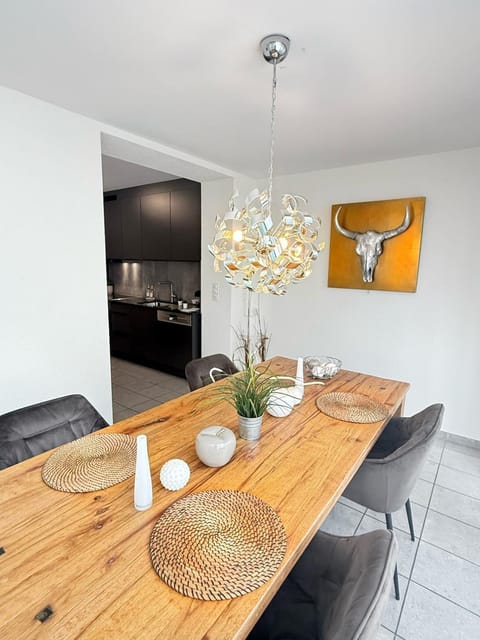 Kitchen or kitchenette, Living room, Food and drinks, Seating area, Dining area