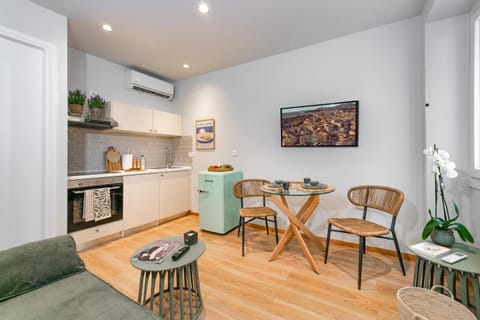Kitchen or kitchenette, Seating area, Dining area, stove
