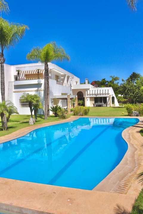 Property building, Spring, Day, Garden, Garden view, Pool view, Swimming pool, Swimming pool, sunbed