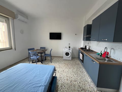 Bed, TV and multimedia, Living room, Seating area, Dining area, oven